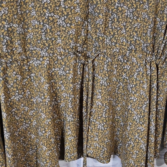 Elegant Floral V-Neck Blouse - Mustard - Picture 4 of 6